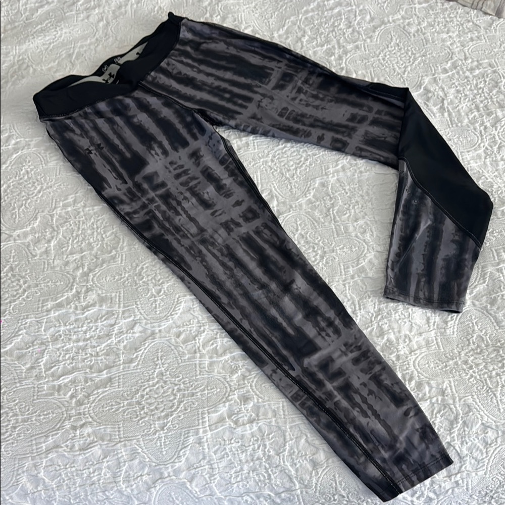 Under Armour Black and Silver Leggings
Sz LARGE
EXCELLENT CONDITION LIKE NEW
